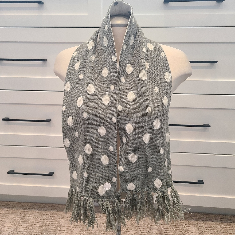 Bench  knitted scarf